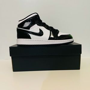 Nike Air Jordan 1 Mid Size 7 Men/Youth or 8.5 Wome